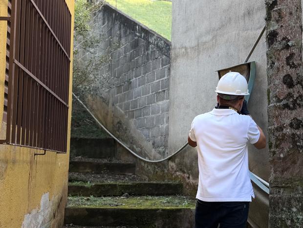 Engenheiro em vistoria de imóvel, registrando área externa